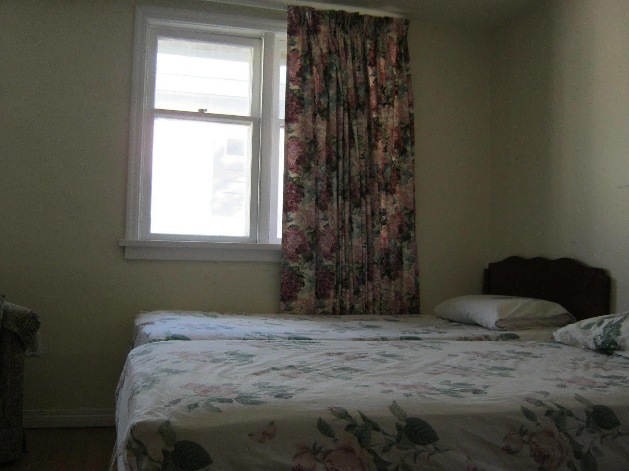 Kelowna Okanagan Lake Hostel Esterno foto